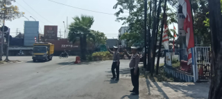 Polsek Krembangan Laksanakan Pemantauan Lalu Lintas di Sekitar TL Mbah Ratu