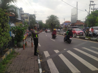 Polsek Semampir Laksanakan Pemantauan Arus Lalu Lintas dan Bantu Penyeberangan di Jalan Karang Tembok