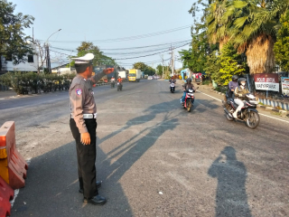 Polsek Krembangan Laksanakan Protap Pelayanan Sore di Pertigaan Pos Mbah Ratu