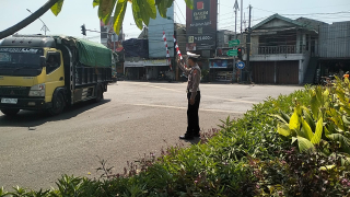Personil Polsek Krembangan Laksanakan Pengalihan Arus Lalin Akibat Kepadatan Kendaraan di Jalan Kalianak