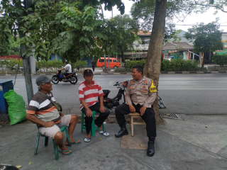 Bhabinkamtibmas Dupak Polsek Krembangan Sambang Warga di Jl. Demak, Sampaikan Pesan Kamtibmas