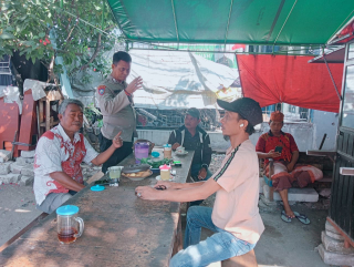 Bhabinkamtibmas Kelurahan Ujung Sambang Warga di Kedai Kopi, Sampaikan Imbauan Kamtibmas