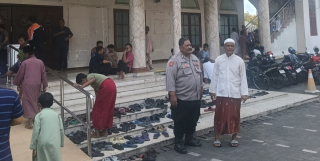 Polsek Krembangan Lakukan Patroli dan Pengamanan Sholat Jumat di Masjid Al-Ikhlas