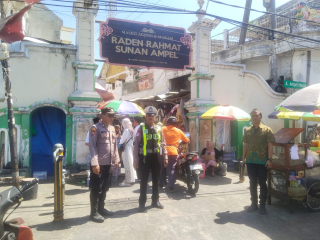 Patroli Harkamtibmas di Kawasan Wisata Religi Sunan Ampel oleh Polsek Semampir
