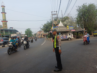 Personel Polsek Semampir Laksanakan Pos Akhir dan Bantu Penyebrangan di TL Karang Tembok