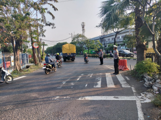 Polsek Krembangan Laksanakan Pelayanan Masyarakat Sore di Simpang Tiga Mbah Ratu
