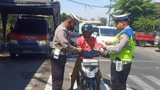Bagi-Bagi Bendera, Personil Polsek Semampir dan Piket Fungsi Turun Langsung ke Jalan