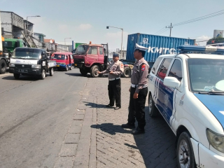 Polsek Krembangan Laksanakan Patroli Antisipasi Kemacetan dan Laka di Jalan Kalianak