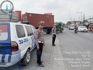 Polsek Krembangan Patroli Antisipasi Kemacetan di Jalan Kalianak