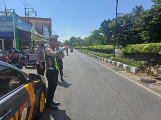 Polsek Semampir Laksanakan Patroli Harkamtibmas di Depan Pintu Masuk Ampel, Antisipasi Peziarah dan 3C