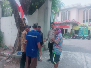 Bhabinkamtibmas Kelurahan Ujung Berikan Himbauan Pada Warga Jelang HUT RI ke-80