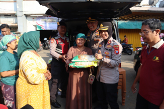 Gerakan Pangan Murah: Polres Tanjung Perak Sukses Salurkan Beras di Lima Titik”