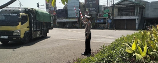 Polsek Krembangan Laksanakan Pemantauan Arus Lalu Lintas di Simpang Tiga Mbah Ratu
