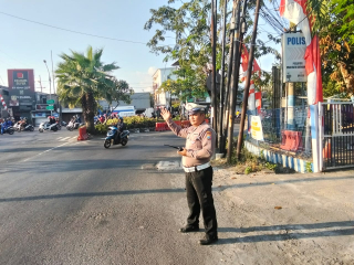 Polsek Krembangan Laksanakan Pos Lalin Sore Antisipasi Kepadatan di Simpang Tiga Mbah Ratu