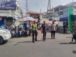 Patroli Harkamtibmas Polsek Semampir di Depan Gapura Ampel Antisipasi Gangguan Kamtibmas