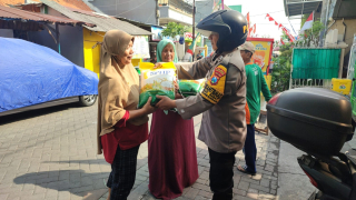 Bhabinkamtibmas Kelurahan Perak Barat Dukung Gerakan Pangan Murah Bhajul Semar di Gumuyung