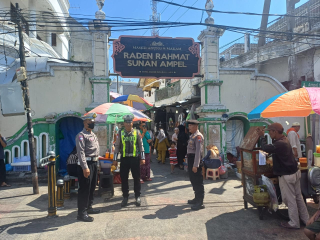 Polsek Semampir Gelar Patroli Harkamtibmas di Depan Pintu Masuk Kawasan Ampel