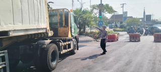 Polsek Krembangan Lakukan Pengalihan Arus Lalin Akibat Truk Mogok di Jalan Gadukan