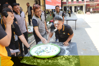 Semarak HUT ke-80 RI, Polres Pelabuhan Tanjung Perak Tumbuhkan Kebersamaan Lewat Perlombaan