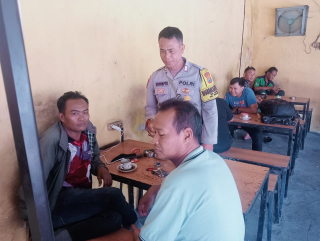 Bhabinkamtibmas Kelurahan Ujung Sambang Warga, Ajak Jaga Kamtibmas