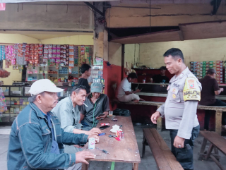Bhabinkamtibmas Ujung Sambang Warga dan Berikan Himbauan Kamtibmas
