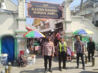 Patroli Polisi Semampir Amankan Aktivitas Peziarah di Pintu Masuk Ampel