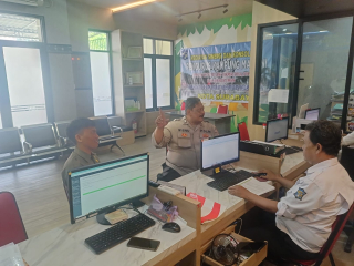 Polsek Krembangan Gelar Patroli dan Sambang di Kantor Kelurahan Perak Barat