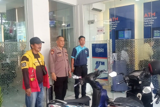 Polsek Krembangan Laksanakan Patroli dan Sambang di Bank BRI Jalan Demak, Sampaikan Pesan Kamtibmas untuk Antisipasi Kerawanan 3C