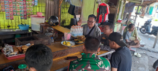 Bhabinkamtibmas Krembangan Bersama Babinsa Gelar Cangkrukan Bersama Warga di Warkop Magufa, Sampaikan Himbauan Harkamtibmas