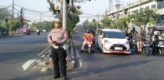 Polsek Krembangan Gelar Pos Lalin Pagi di Simpang Tiga Mbah Ratu