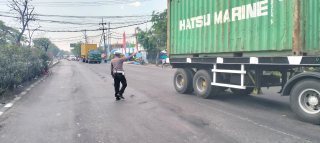 Polsek Krembangan Laksanakan Pengalihan Arus Lalin Akibat Peningkatan Volume Kendaraan