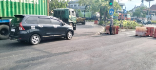 Pengalihan Arus Lalu Lintas di Jalan Kalianak oleh Polsek Krembangan