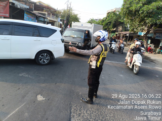 Satlantas Polres Pelabuhan Tanjung Perak Intensifkan Patroli, Pengaturan, dan Pemantauan Lalu Lintas di Titik Rawan Kemacetan