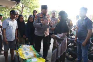 Bakti Sosial : Polres Pelabuhan Tanjung Perak Bagikan 150 Paket Beras SPHP untuk Warga Pabean Cantikan