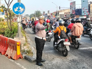 Personil Polsek Krembangan Laksanakan Protap Pelayanan Pagi di Pertigaan TL Mbah Ratu