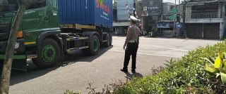 Polsek Krembangan Laksanakan Pengaturan Lalu Lintas Sore Hari di Simpang Tiga Mbah Ratu, Antisipasi Kepadatan Arus Kendaraan Karyawan Pulang Kerja