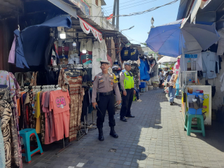 Patroli Harkamtibmas di Kawasan Religi Sunan Ampel, Personel Polsek Semampir Laksanakan Pengamanan Peziarah
