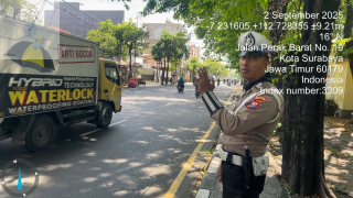 Satlantas Polres Pelabuhan Tanjung Perak Gelar Patroli, Pengaturan, dan Pemantauan Arus Lalu Lintas di Sejumlah Titik Rawan