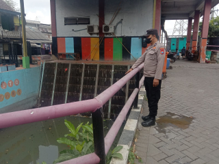 Patroli Antisipasi 3 Cepu dan Pengecekan Pompa Air oleh Personel Polsek Krembangan di Jalan Tanjung Sadari