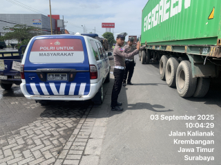 Patroli Polsek Krembangan Antisipasi Kemacetan dan Kerawanan Laka di Jalan Kalianak