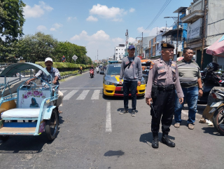 Patroli Harkamtibmas di Kawasan Ampel, Polsek Semampir Tingkatkan Pengamanan Peziarah