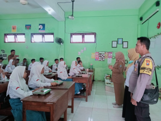 Bhabinkamtibmas Polsek Semampir Gelar Sosialisasi dan Makan Bergizi Gratis di SMA Negeri 8 Surabaya