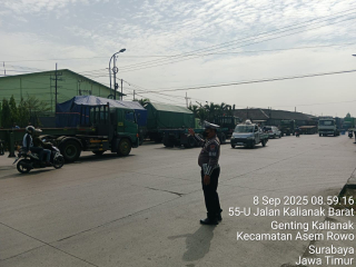 Satlantas Polres Pelabuhan Tanjung Perak Gelar Patroli, Pengaturan, dan Pemantauan Arus Lalu Lintas di Sejumlah Titik Rawan Kemacetan