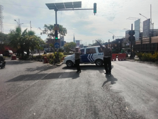 Personel Polsek Krembangan Laksanakan Pengalihan Arus Lalu Lintas di Jalan Kalianak Antisipasi Kepadatan Kendaraan
