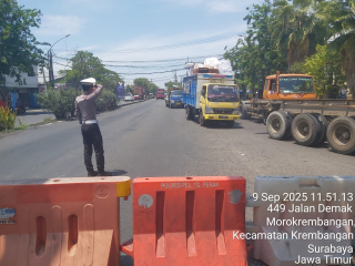 Polsek Krembangan Laksanakan Pengaturan Lalu Lintas di Simpang Jalan Demak