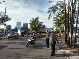 Pengamanan Arus Lalu Lintas Polsek Krembangan Di Simpang TL Mbah Ratu Jalan Gresik
