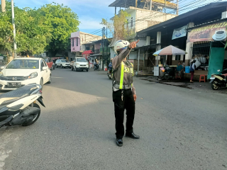 Polsek Semampir Laksanakan Pengaturan Pos Akhir Dan Bantu Penyeberang Jalan Di Jalan Banteng