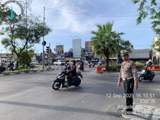 Polsek Krembangan Gelar Pos Akhir Antisipasi Kemacetan Dan Kerawanan Laka Di TL Mbahratu Jalan Gresik