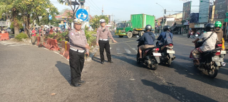 Personil Polsek Krembangan Laksanakan Pengaturan Lalu Lintas Pagi Hari di Simpang Tiga Mbah Ratu