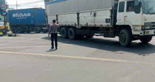 Personil Polsek Krembangan Laksanakan Pemantauan Arus Lalu Lintas di Simpang Tiga Mbah Ratu untuk Antisipasi Kemacetan